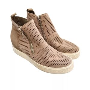 Steve Madden Women's Wedgie Sneakers Shoes perforated Tan brown Size 8.5 Zipper
